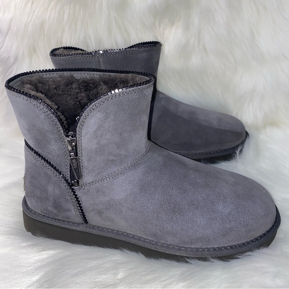 UGG Boots size 10 New in box - Picture 3 of 15